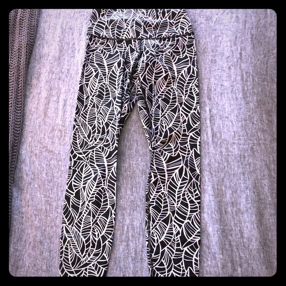 Lululemon Black/ white Wunder-under Pants Size 2